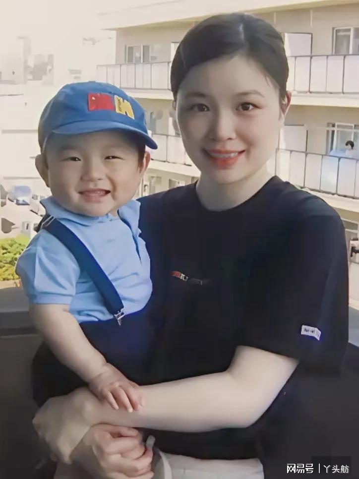世界杯冠军，伯纳乌全场致敬库库雷利亚和奥亚萨瓦尔
