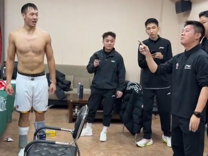 1.25亿先生处子球，维尼修斯进球被吹+染红，十人皇马1